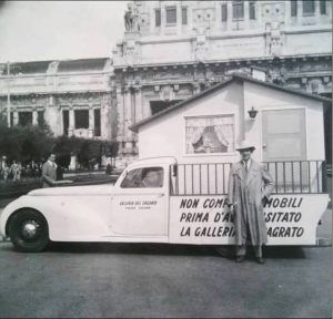Giro promozionale della Galleria Del Sagrato (qui davanti alla Stazione Centrale) anni '50
