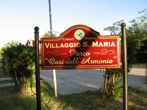 Insegna per il "Villaggio Santa Maria"