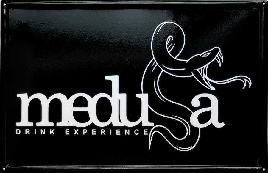 Insegna per Cocktail bar Medusa di Abbiategrasso Milano realizzata da Insegne Antiche