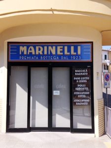 insegna sopra-vetrina per il negozio di alimentari Marinelli di Osimo